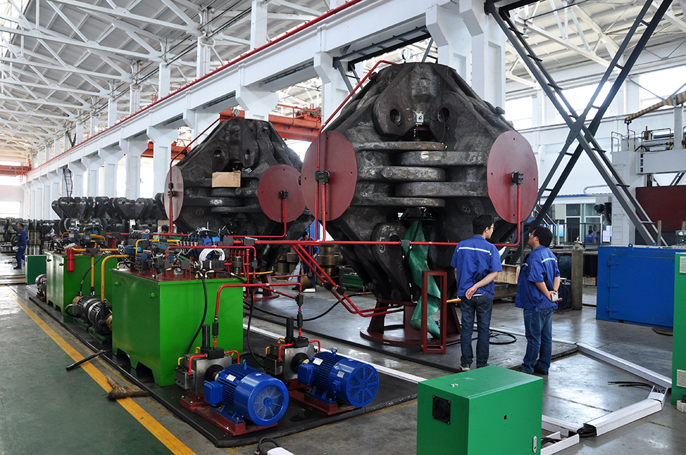 How was the main structure of the heavy-tonnage HTHPcubic  press optimized?